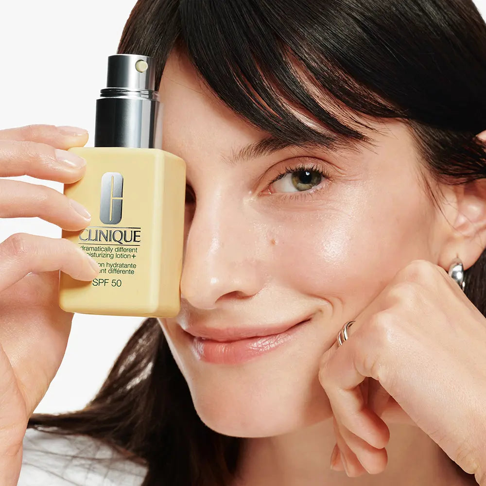 CLINIQUE-LOÇÃO HIDRATANTE DRAMATICAMENTE DIFERENTE + FPS 50 75 ml.-DrShampoo - Perfumaria e Cosmética